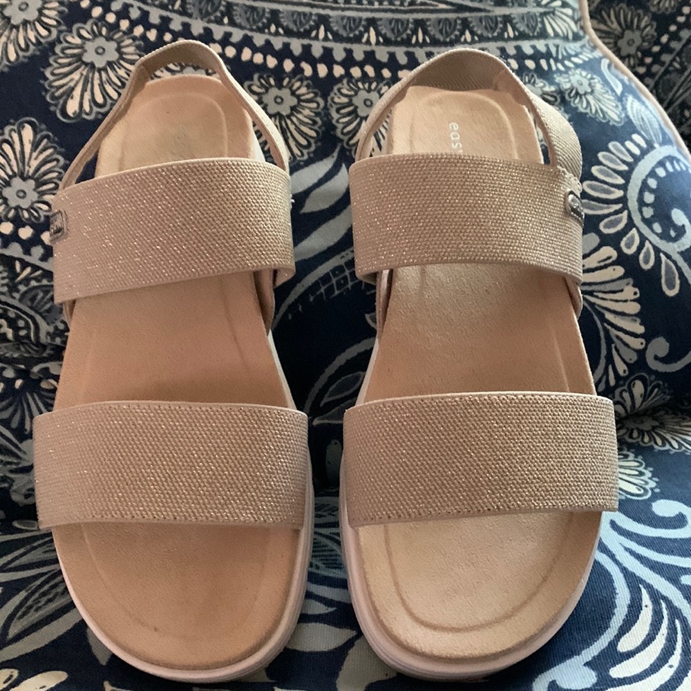 COPY - EASY SPIRIT sandals w elastic gold mesh straps.